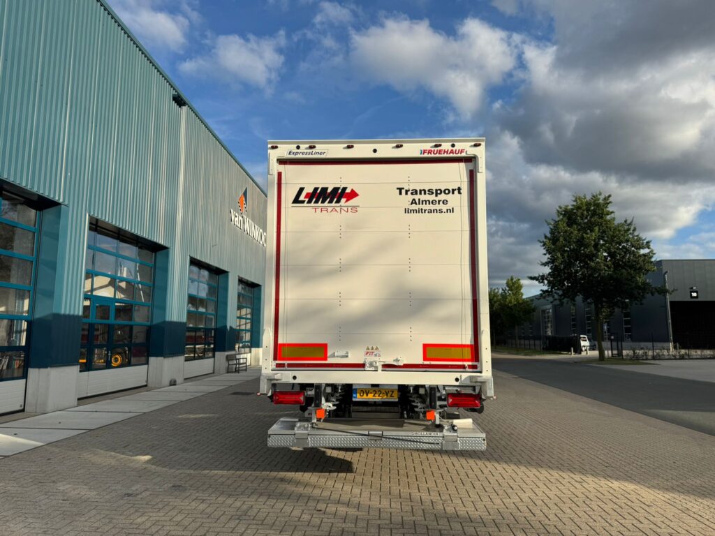 Achterkant Limitrans oplegger Fruehauf boxtrailer