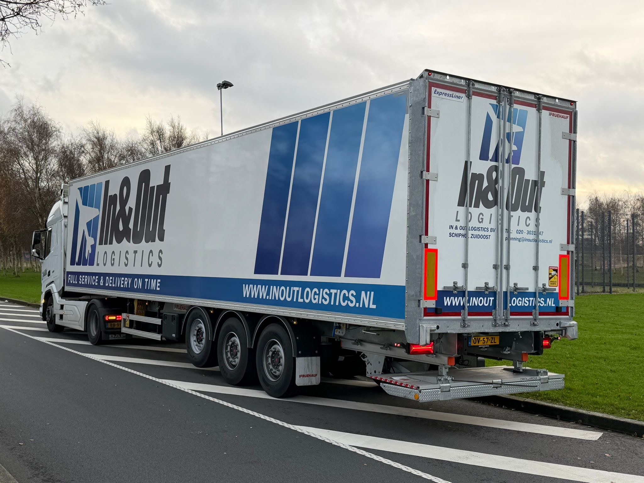 Fruehauf kastenoplegger geleverd aan In & Out Logistics Schiphol