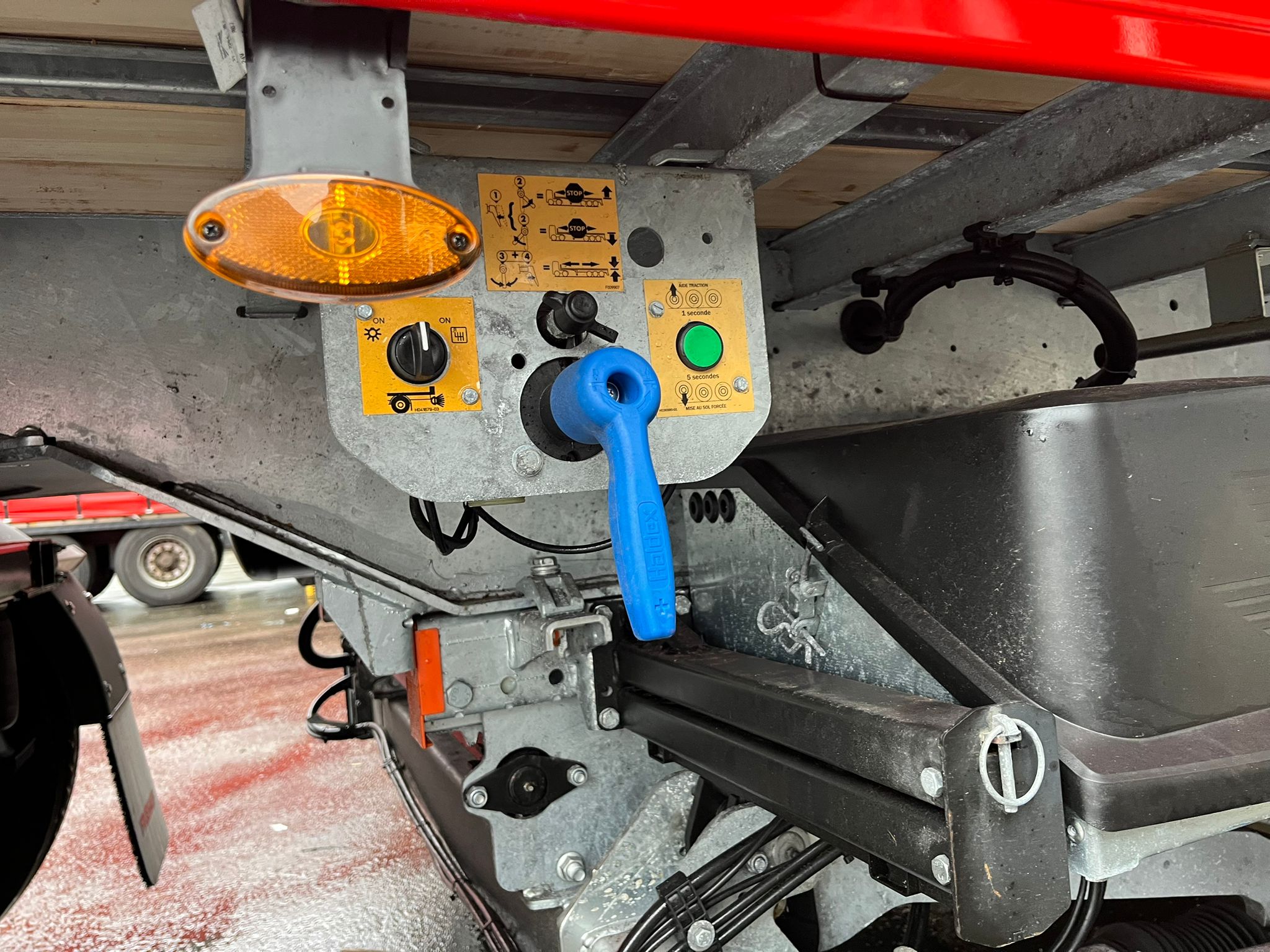 Hef en dalenventiel Fruehauf Thermisch verzinkt gegalvaniseerd chassis fahrgestell