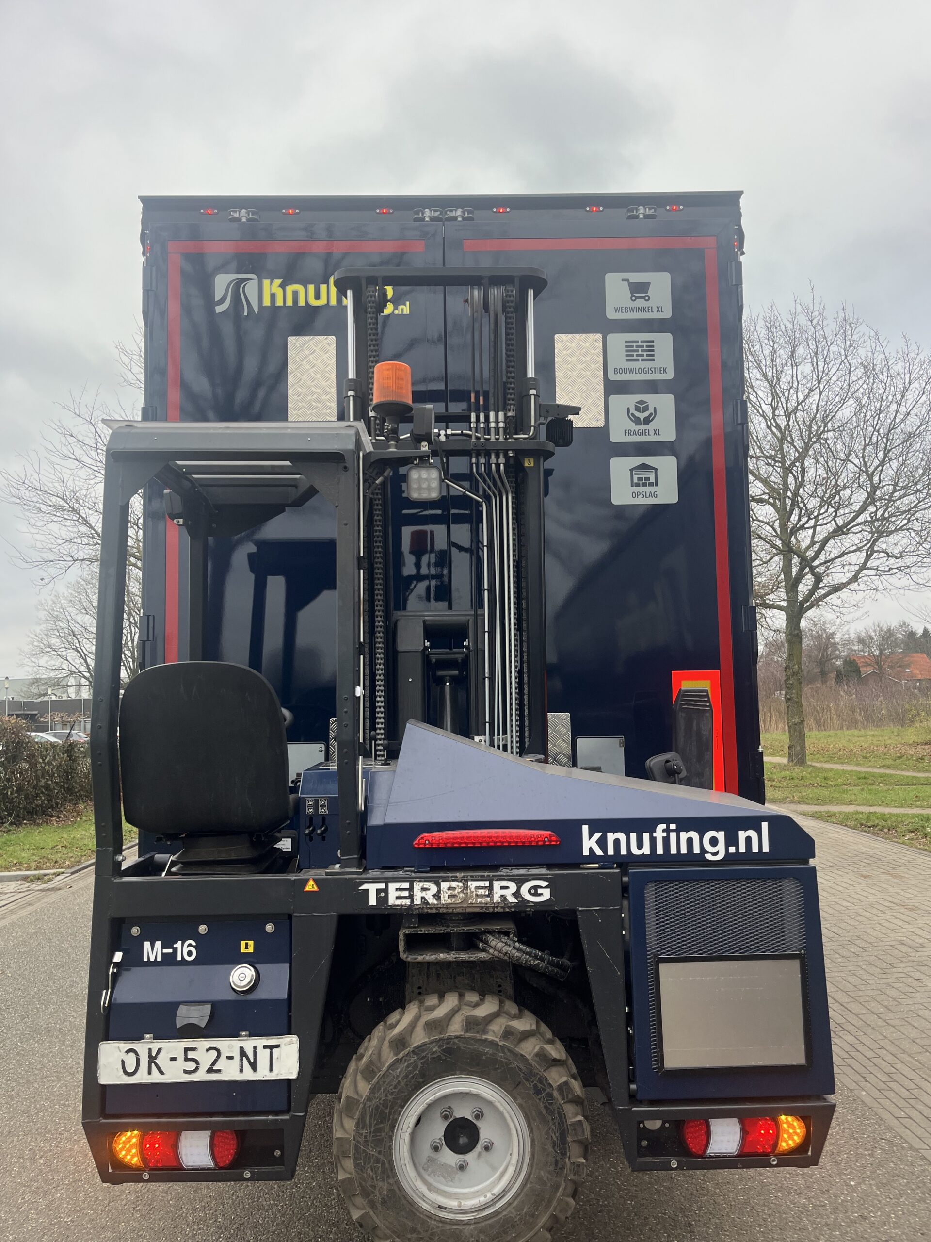 Knufing transport kooiaaptrailer Terberg meeneemheftruck