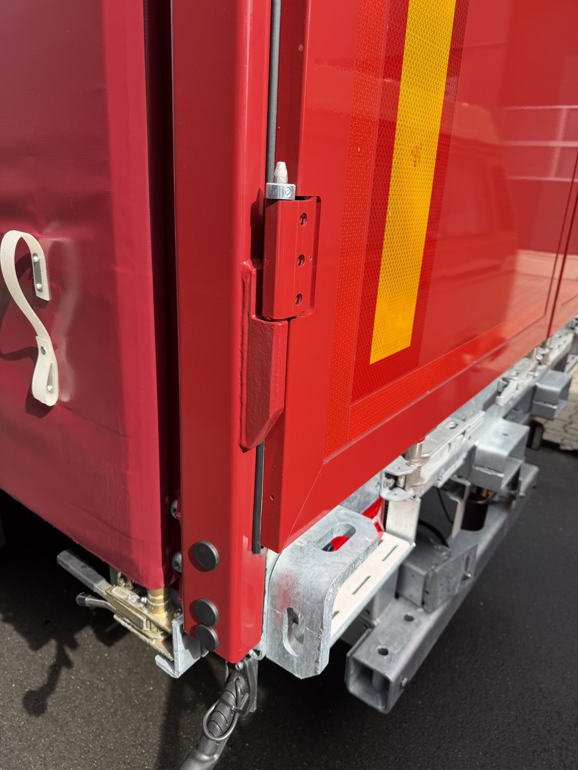 Peter's Hout kooiaaptrailer kooiaapoplegger gestuurd
