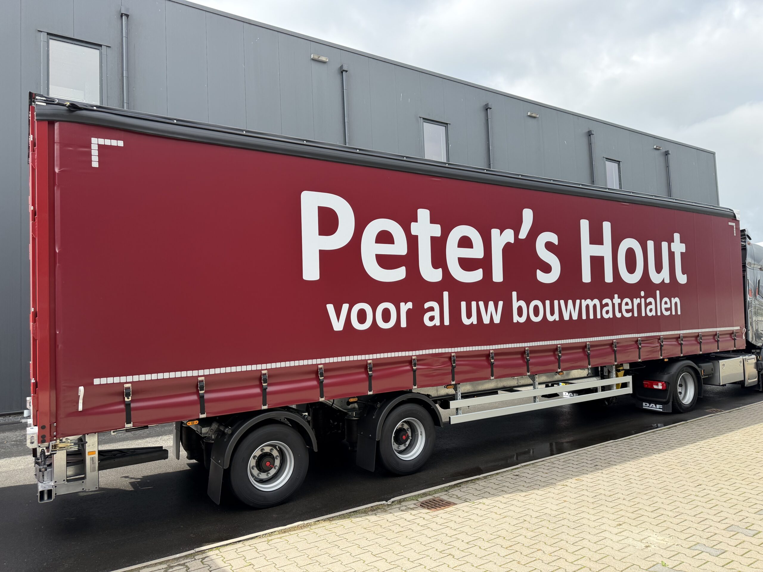 Peter's Hout kooiaaptrailer kooiaapoplegger gestuurd