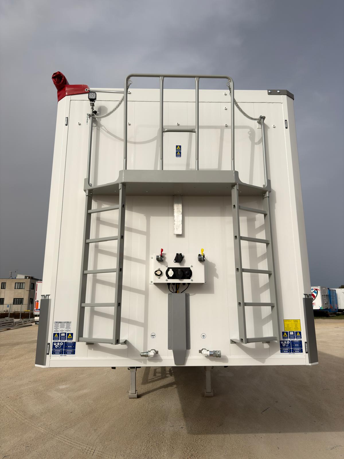 Wij bedanken TJ van Loco voor het vertrouwen in TMT en ODSD Trading. We zijn trots dat deze twee hoogwaardige walking floor trailers voortaan in België worden ingezet en wensen het team veel veilige en succesvolle kilometers. Ook op zoek naar een sterke en volledig op maat gebouwde walking floor oplegger? ODSD Trading adviseert u graag over de verschillende TMT-uitvoeringen voor recycling, biomassa, agrarische producten en bulktransport.